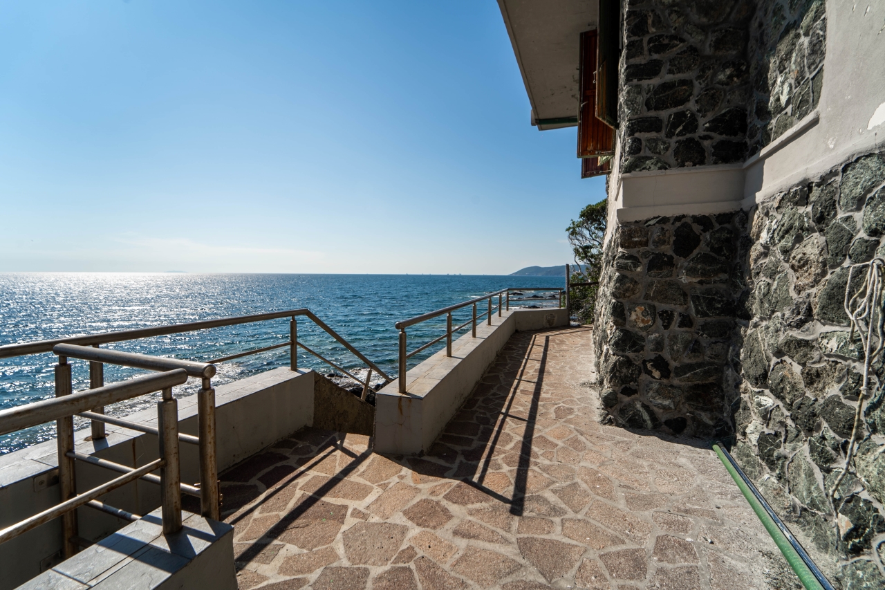 villa a picco sul mare in vendita a castiglioncello in toscana