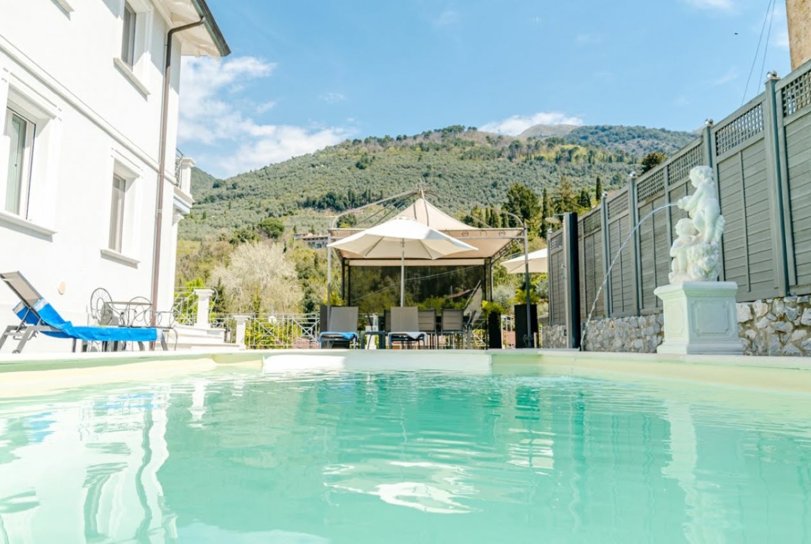 esclusiva villa con piscina in centro camaiore vendita